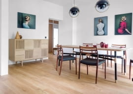 Wyraziste fotografie na ścianach świetnie się komponują z meblami.