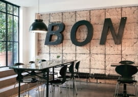 <B>Daliście się nabrać? Nic dziwnego! Tapety iluzjonistyczne mogą każdego zmylić. Dzięki nim możemy mieć w salonie bibliotekę ze starodrukami, a w jadalni stiuki na suficie. Płaskie dwuwymiarowe ściany wchodzą w trzeci wymiar.</B> <Br>Tin 01. Ta wysokiej jakości tapeta na flizelinie doskonale imituje ścienne płytki vintage. Dzięki najwyższej jakości druku jest prawie nie do odróżnienia od autentycznych płytek. 988 zł/rolka (0,487 m x 10 m). Brooklyn Tins/skandynawskie.pl