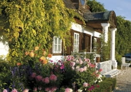 dworek, ogród przy dworku