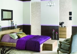 Efekt przecierki, podobnie jak intensywny kolor, może przytłaczać wnętrze. Wystarczy więc w ten sposób ozdobić fragmenty ścian