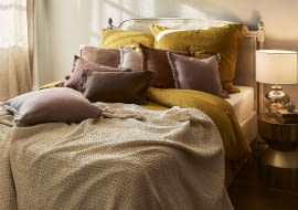 Łatwo stworzysz jesienny nastrój w sypialni, wybierając tekstylia w kolorach brązu i złota.