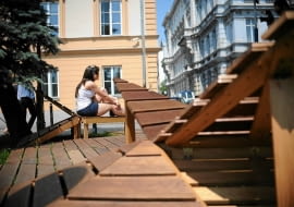 18.06.2012 WARSZAWA , PRZY RONDZIE DE GAULLE STANELY DREWNIANE LEZAKI DLA WARSZAWIAKOW . FOT. ADAM STEPIEN / AGENCJA GAZETA ZDJĘCIE DO WKŁADKI: DLOWA strony lokalne GW - WarszawaGazeta_Stoleczna