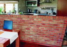 Barek pozwala oddzielić optycznie przestrzeń między otwartą kuchnią i salonem