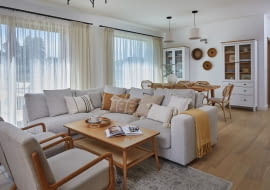 W aranżacji domu najważniejsze są drewniane elementy – podłogi, meble, drzwi, ramy okienne, a także detale wykończeniowe. To one decydują o przytulnym charakterze wnętrz. Idealnym tłem pozostają dla nich barwy bieli i beżu.