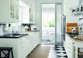 Drzwiczki BODBYN mają ramę i sfazowany panel, który nadaje im charakterystyczny, tradycyjny styl, podkreślony dodatkowo kremowobiałym kolorem frontów.