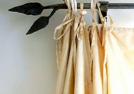 Nastrój wprowadzają detale: kuty karnisz z końcówką w kształcie liści.