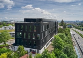 Zintegrowana z fasadą instalacja fotowoltaiczna Schüco BIPV wytwarza 70 MWh energii rocznie, co odpowiada 40% energii produkowanej przez budynek.
