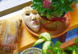 Na wiosnę w oranżerii zakwita skimia. Obok - maska wenecka - pamiątka z podróży do Włoch.