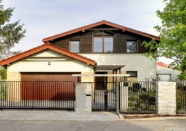 Właściciele nie zdecydowali się na rozbudowanie domu wzwyż, choć to rozważali. Uznali, że na wąskiej działce wysoki budynek wyglądałby nieproporcjonalnie