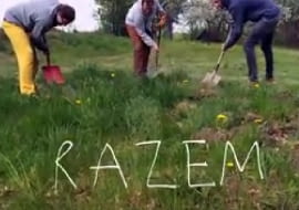 Dom z gliny i słomy. Młodzi budują go samodzielnie