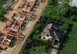 14.06.2007 WARSZAWA LOT NAD WARSZAWA STEROWIEC WARSZAWA Z LOTU PTAKA SRODMIESCIE CENTRUM PEJZAZ MIEJSKI PANORAMA MIASTA FOT. ALEKSANDER PRUGAR / AGENCJA GAZETA N/Z BUDOWA DOMU DEWELOPER STAN SUROWY CEGLY DZWIG BIELANY APARTAMENTOWIEC DOM MIESZKALNY BUDOWA