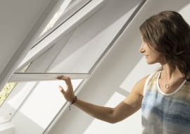 Moskitiera wykonana jest z prawie niewidocznego, wysokiej jakości przezroczystego materiału. Nie wpuszcza owadów do pomieszczenia, nie ograniczając widoku ani dostępu świeżego powietrza.