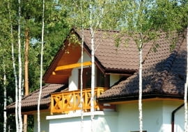 Kolor podbitki, niezależnie od materiału, z którego jest wykonana, może być dopasowany np. do stolarki okiennej, balustrad albo innych elementów elewacji