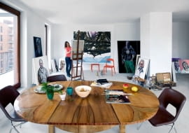 KIM ONA JEST? Dyplom z malarstwa zrobiła na warszawskiej ASP, gdzie studiowała pod kierunkiem prof. J. Tarasina. Skończyła też scenografię, lecz poprzestała na oprawie plastycznej kilku spektakli, gdyż atmosfera teatru nie sprzyjała jej skupionemu i osobistemu malarstwu. Nie śledzi trendów. Nie ulega modom. Paradoksalnie jednak jej aktualne fascynacje niebawem okazują się trendami sezonu. Ma za sobą kilkanaście wystaw. Ale największe sukcesy jeszcze przed sobą. Galeria jej obrazów do obejrzenia na www.kazimierska.com