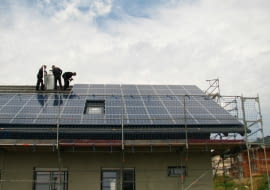 Montaż paneli i wykonanie instalacji wewnątrz domu należy powierzyć doświadczonym fachowcom