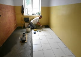 08.07.2011 BIALYSTOK , MIESZKANIE KOMUNALNE PRZY ULICY FABRYCZNEJ DLA SAMOTNEJ MATKI Z 5 DZIECI REMONTOWANE PRZEZ FIRME " ASKO " . FOT . AGNIESZKA SADOWSKA / AGENCJA GAZETA A SLOWA KLUCZOWE: REMONT SAMOTNA MATKA FIRMA ASKO ULICA FABRYCZNA REMONT MIESZKANIA W REMONCIE ZDJĘCIE DO WKŁADKI: A