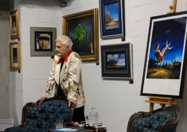 Rafał Olbiński poczas wernisażu wystawy "Desire"