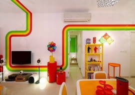 kolorowe mieszkanie, nowoczesne mieszkanie, wąski salon, mieszkanie z kolorowymi akcentami