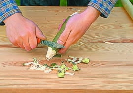 Kiczkę robimy z kawałka kija długości 15-17 cm i grubości 3-4 cm. Potrzebny będzie jeszcze tak samo gruby patyk na podkładkę i kij do odbijania.