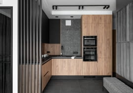 Formę ażurowej ścianki wykorzystano tu do subtelnego oddzielenia aneksu kuchennego od strefy wypoczynku.