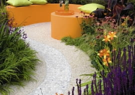 A vibrant courtyard garden designed to stimulate all the senses SLOWA KLUCZOWE: Bambus Beete Bepflanzung Crocosmia Echinacea Sundown Farben Feng Shui Gršser Hof Kissen Leinwand Lifestyle Mauern Phyllostachys nigra Sitzplatz Stadt Stahl Vogel Wege Wšnde anpflanzen ausgeschnitten ausschneiden bepflanzen bunt einpflanzen geschwungen grŁn klein krumm orange schwarz urban Hochformat