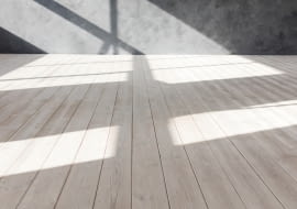 Bielenie podłogi: stara podłoga malowana na biało