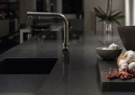 Jak wybrać zlew podwieszany i zamontować go w blacie?