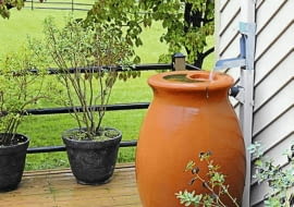 Pojemnik na deszczówkę w kształcie antycznej amfory to wygoda i ekoozdoba ogrodu i tarasu.