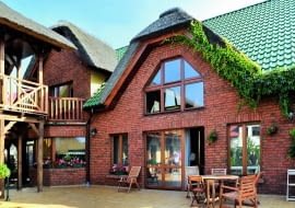 W domach, w których ściany są z ceramiki, polecane są też stropy gęstożebrowowe z ceramicznych pustaków wypełniających przestrzenie między belkami.