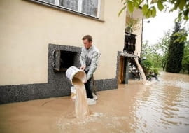 Czyszczenie i osuszanie domu po powodzi to długotrwały proces