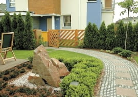 Przy tarasie znajduje się małe źródełko ukryte między głazami