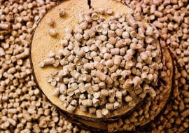 Pelety sprzedawane są luzem lub w 15-, 20- lub 25-kilogramowych workach i dostarczane do domu na paletach