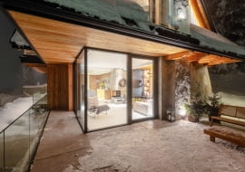 Budowa domu to bardzo ambitne przedsięwzięcie. Nie oznacza to jednak, że nie poradzimy sobie z takim wyzwaniem. Wystarczy solidne przygotowanie – od zapewnienia finansowania, przez wybór istotnych elementów, takich jak okna, aż po dostosowanie projektu domu do naszego stylu życia.