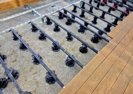 Taras wentylowany na wspornikach – nowoczesna alternatywa dla tradycyjnego klejenia płytek tarasowych