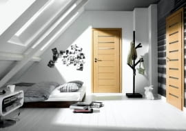 DRZWI. Drzwi z litego drewna są dziś rzadziej kupowane. Najczęściej zastępują je modele fornirowane albo w okleinach imitujących drewno. Wyglądają równie elegancko i naturalnie, a są przy tym lekkie i trwałe. <BR />Natura Koncept, płyta HDF, fornir - modyfikowany dąb, Porta.