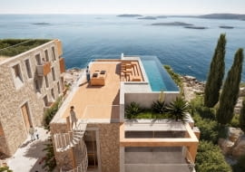 Apartamentowce w miasteczku Orebić. Proj. BXB studio