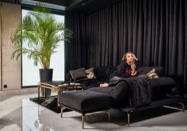 Czerń i złoto - mieszkanie piosenkarki Cleo