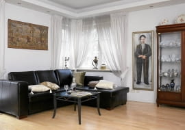 Odsłanianie okna mogłoby zaburzyć finezyjne drapowanie zasłon ze szlachetnego jedwabiu. Nie ma jednak takiej potrzeby, bo pasy przejrzystej tkaniny wpuszczają do wnętrza wystarczającą ilość światła. <BR /> OKNA. W oknach wiszą pasy jedwabnego woalu oraz tafty. Taka bogata dekoracja podkreśla stylowy charakter wnętrza, w którym oprócz zabytkowych mebli zgromadzono wiele pamiątek z dawnych lat.