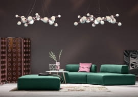 Atomic round: Białe kule powiązane ze sobą jak cząsteczki atomu za pomocą miedzianych łączników. Rozpięte nad stołem jadalnianym czy nad sofą wyglądają zjawiskowo. Przy takiej dekoracji nic więcej już właściwie nie potrzeba. Jak wszystkie lampy portugalskiej marki również i te w całości wykonywane są ręcznie. 38 570 zł, Delightfull,delightfull.eu/amandus.pl