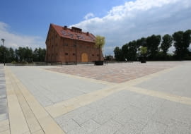 Rynek miejski z zabytkowym Spichlerzem w Boguchwale 