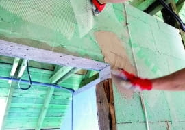 W miejscu podparcia nadproża oraz w narożach otworów (przejściowych, drzwiowych i okiennych) może dochodzić do koncentracji naprężeń, które spowodują powstawanie rys w tynku