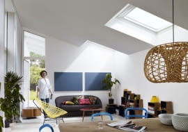 W dachach z kątem nachylenia wyższym niż 15 stopni z powodzeniem można zastosować tradycyjne okna do poddaszy, których wybór jest bardzo szeroki