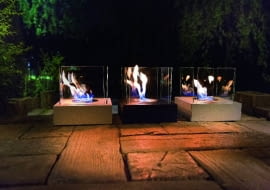 Płomienie bioświeczników rozpraszają mrok nie gorzej niż świece i tworzą równie magiczny klimat. Decydując się na zakup podobnych małych modeli, musimy się liczyć z wydatkiem rzędu 250 zł, kratki.pl.