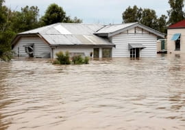Powodzie, wichury, śnieżyce i inne nieszczęścia - ich skutki "złagodzi" nam odpowiednio dobrana polisa ubezpieczeniowa.