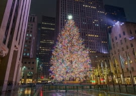 Choinka przez Rockefeller Center w Nowym Jorku