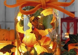 Weckglas mit Lichterkette aus Lampionblumen und Efeuranke SLOWA KLUCZOWE: Bastelidee Basteln Cucurbita Dekoidee Deko-Idee Dekoration dekorieren Efeu Efeubl tter Efeuranke Einmachglas Filzband Filzschleife Glas Hedera Hedera helix Herbst Herbstdeko Herbstdekoration Herbstfr´chte herbstlich Herbstzweige Herdera Idee K´rbis Lampionblume Lampionblumen Lampionblumen-Lichterkette Laterne Lichterkette Lichtidee Physalis Physalis alkekengi selbermachen selbstgemacht Weckglas Zierk´rbis Zweige
