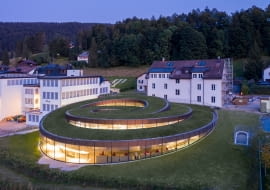 Pracownia BIG Architects Bjarke Ingelsa zaprojektowała muzeum zegarków Audemars Piguet w Szwajcarii.