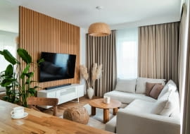 Fornirowana okładzina z motywem pionowych lameli pięknie  prezentuje się na głównej ścianie salonu. To niezwykle dekoracyjny, powtarzalny motyw, obecny w aranżacji prawie każdego pomieszczenia.