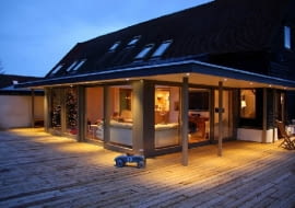 Wbrew pozorom, bardzo duże okna są bardziej odporne na włamanie niż te w "tradycyjnym" rozmiarze. Skrzydło wielkopowierzchniowe może ważyć nawet 300 kg - przesunięcie takiego ciężaru z zewnątrz jest w zasadzie niemożliwe