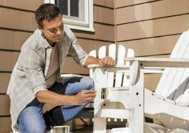 01ANDB86 Portrait of man painting deck chair DATE TAKEN: 41246 SLOWA KLUCZOWE: